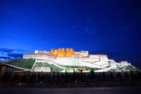 西藏,景点,建筑,布达拉宫,,布达拉宫广场,城镇,夜晚,全景,天空,传统建筑,宫殿,拉萨,自然风光