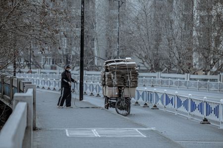 城市道路,老人,三轮车,纸箱,杭州,生活工作,城镇,道路,特写,交通工具,建筑,抓拍人像