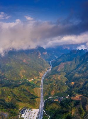 自然风光,白云,航拍,山川,公路