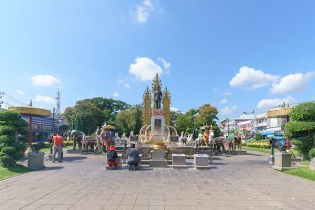 宗教文化,街道,祭拜,建筑,天空,民俗风情,道路,全景,城镇,树木