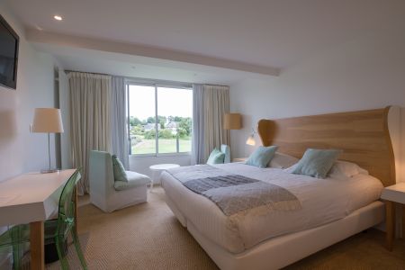 商品,家具,床,城镇,室内家居,建筑,酒店,酒店房间,居家室内,房间内景