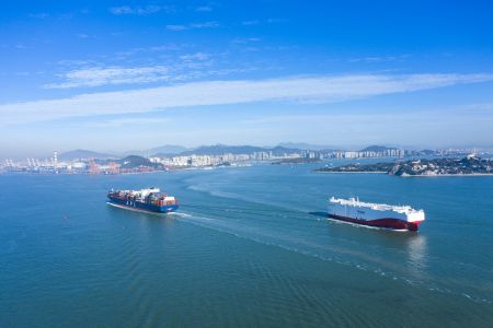 自然风光,船,交通工具,城镇,江河,白云,天空