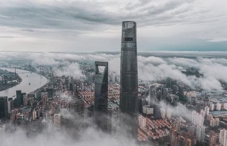 建筑,现代建筑,摩天大楼,无人,办公大楼,平流雾,天空,城镇,中国,上海,白云,都市,清晨,航拍,旅游,雾,江河,上海外滩