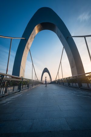 建筑,城镇,桥,天空,植物,藤类,全身像,环境人像,白云