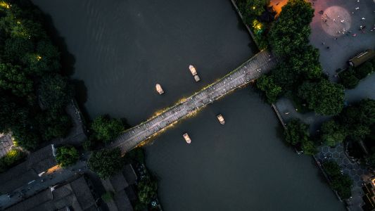 江河,航拍,桥,道路,夜晚,植物,树木,船,建筑,交通工具