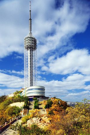 建筑,大连观光塔,大连广播电视塔,自然风景,现代建筑,天空,城镇,白云