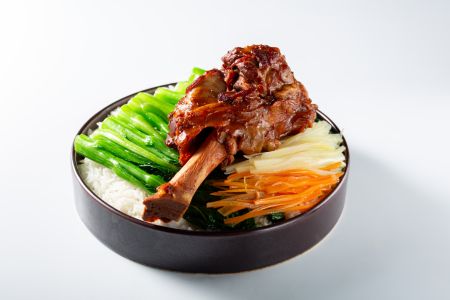 中餐,美食,主食,肉类,卤鸭腿,物品,生活用品,厨卫用品,蔬菜,青菜,米饭,胡萝卜丝,土豆丝,碗