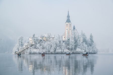 自然风光,湖泊,建筑,雪,树木,斯洛文尼亚,布莱德,城镇,国外,天空,冬天,全景,植物,交通工具,船