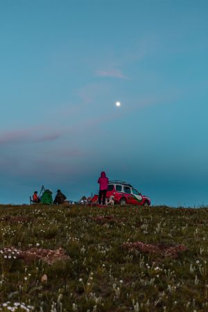 自然风光,仰拍,夜晚,天空,草原,植物,青草,月亮,环境人像,交通工具,汽车