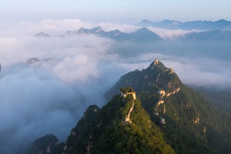 中国,北京,自然风光,箭扣长城,长城,历史古迹,森林,山川,天空,雾,植物,树木,建筑,白云