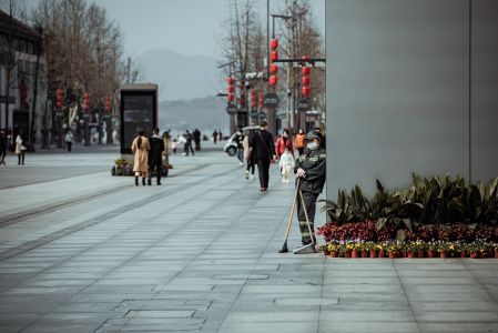 建筑,城市道路,道路,疫情,保洁阿姨,生活工作,全身像,枯树,灯笼 