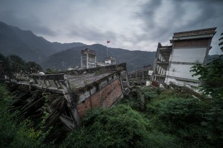 建筑,民居,坍塌,破旧的房屋,城镇,天空,乌云,俯瞰,植物,树叶,树木,国旗