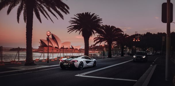 道路,城镇,天空,植物,树木,交通工具,汽车,海洋,白云,建筑