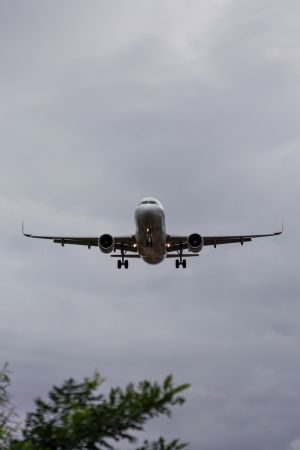 交通工具,飞机,乌云,仰拍,生活工作,天空