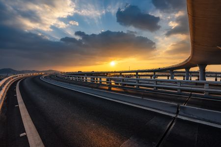 桥,天空,白云,太阳,自然风光,公路,城镇