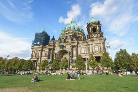 建筑,草原,民俗风情,现代建筑,天空,城镇,宗教文化,植物