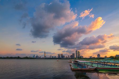 天空,城镇,湖泊,江河,乌云,交通工具,船,建筑,植物,树木