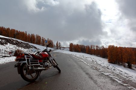 交通工具,摩托车,公路,冬天,雪,白哈巴,自然风光,白云,中国,新疆