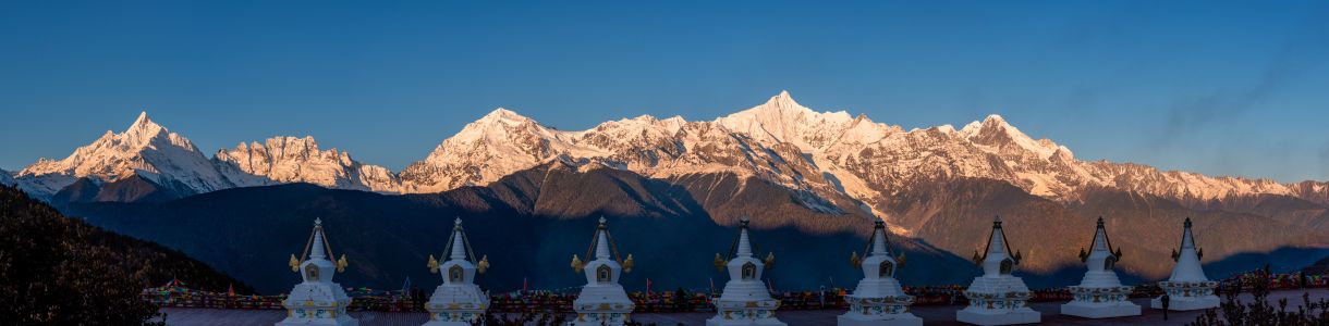 雪山,寺庙,飞来寺,城镇,宗教文化,历史古迹,天空,建筑