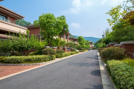 城镇,建筑,道路,天空,都市,植物,树木,青草,白云,山川,交通工具,汽车