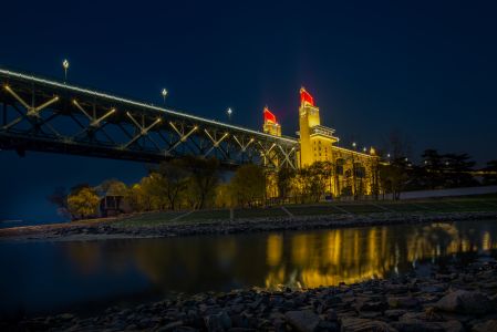 建筑,夜晚,城镇,夜景照明,道路,天空,江河,岩石,桥,仰拍,植物,树木
