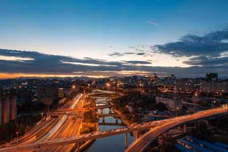 都市,建筑,夜晚,航拍,俯瞰,都市夜景,道路,城镇,天空,湖泊,乌云,桥,高架桥,植物,树木,交通工具,汽车