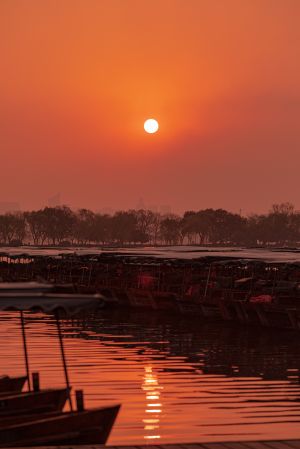 湖泊,天空,太阳,日落,船,自然风光,交通工具,树木,植物