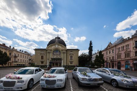 交通工具,汽车,建筑,国外,城镇,天空,白云,乌克兰