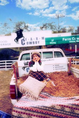 人像,美女,女孩,人物特写,写真,网红,全身像,魅力照,摆拍人像,文艺,安静,开心,交通工具,汽车