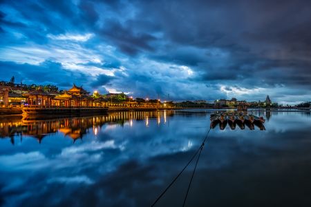 湖泊,天空,乌云,船,建筑,自然风光,城镇,景点,物品,全景