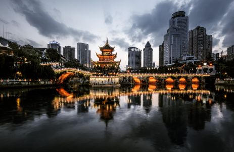 建筑,历史古迹,夜晚,传统建筑,江河,城镇,天空,都市,乌云,植物,树木,拱桥