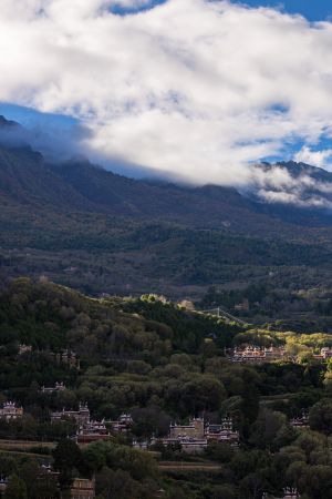 自然风光,山川,植物,森林,天空,中国,四川,白云,全景,树木,川西,建筑,房屋