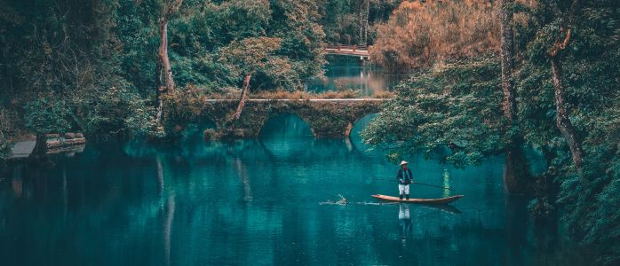 自然风光,全景,湖泊,江河,森林,植物,树木,交通工具,船,全身像,环境人像,桥,道路