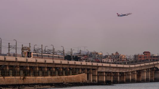 天空,道路,火车,飞机,建筑,江河,交通工具,城镇