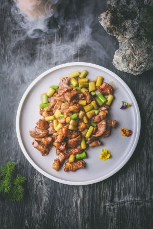 蒜苗炒肉,美食,中餐,物品,肉类,生活用品,厨卫用品,蔬菜,盘子