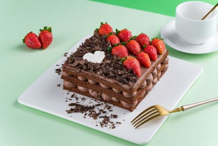 蛋糕,美食,巧克力蛋糕,草莓,物品,生活用品,厨卫用品,叉子,碟子,茶杯