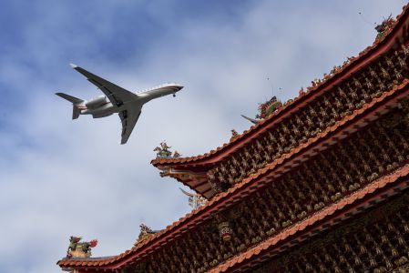 飞机,飞檐,传统建筑,建筑,交通工具,天空,白云,仰拍,城镇,中国