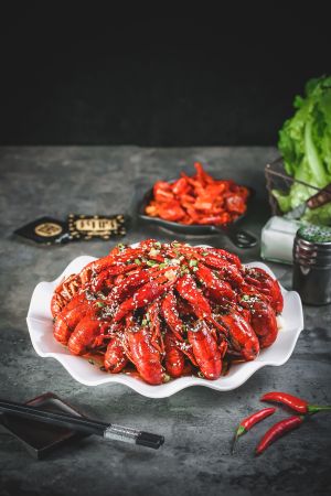 美食,小龙虾,肉类,中餐,物品,蔬菜,盘子,生菜,红椒,筷子,筷架