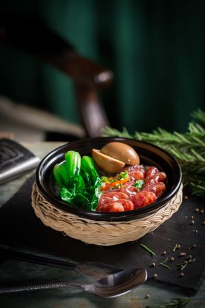 美食,煲仔饭,中餐,物品,生活用品,厨卫用品,肉类,蔬菜,石锅,卤蛋,青菜,香肠,勺子