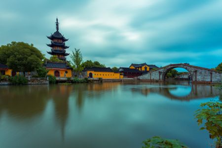 建筑,历史古迹,湖泊,自然风光,城镇,天空,白云,桥,拱桥,植物,树木