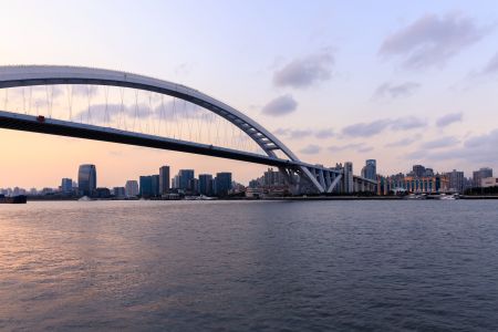 现代建筑,桥梁,建筑,桥,自然风光,城镇,江河,交通工具,汽车,轿车,自行车