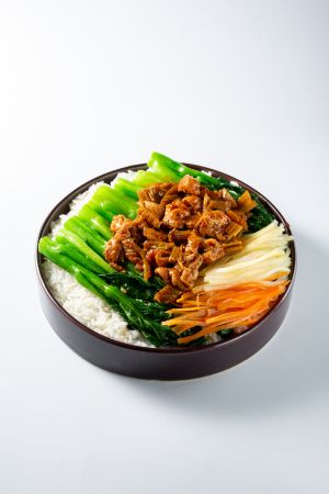 盖饭,美食,主食,肉类,蔬菜,中餐,青菜,米饭,物品,生活用品,厨卫用品,碗,胡萝卜丝,土豆丝