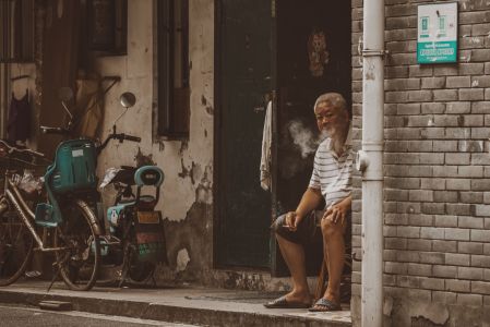 老人,抽烟,居民楼,馒头山,杭州,生活工作,建筑,自行车,交通工具
