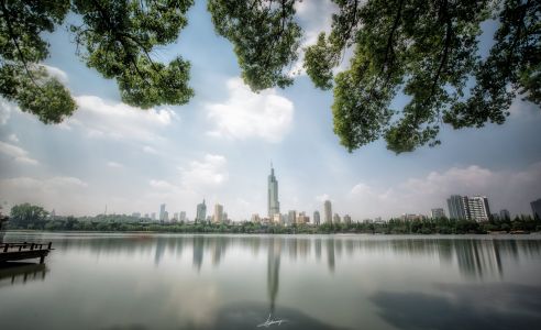 江河,城镇,仰拍,湖泊,自然风光,天空,都市,建筑,白云,植物,树木,桥