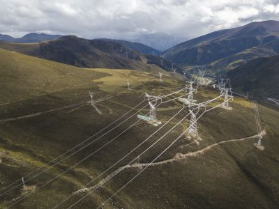 自然风光,山川,高压电线杆,中国,西藏,白云