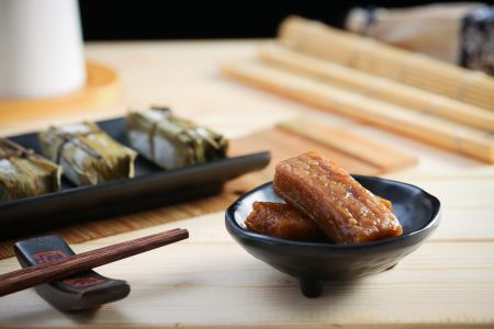 粽叶蒸肉,美食,中餐,物品,生活用品,厨卫用品,碗,筷子,筷架