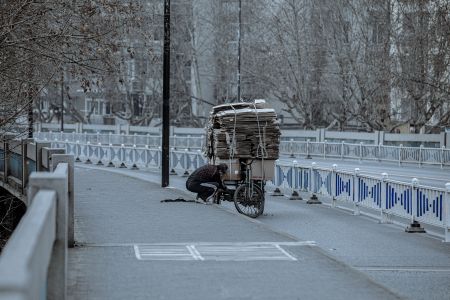 老人,纸箱,三轮车,杭州,生活工作,城镇,城市道路,特写,交通工具,道路,抓拍人像