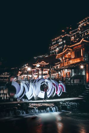 夜晚,建筑,建筑夜景,历史古迹,城镇,天空,都市,桥,道路,全身像,环境人像