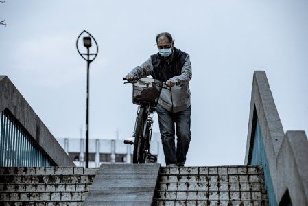 自行车,老人,天桥,杭州,生活工作,全身像,环境人像,特写,楼梯,交通工具,桥,路灯