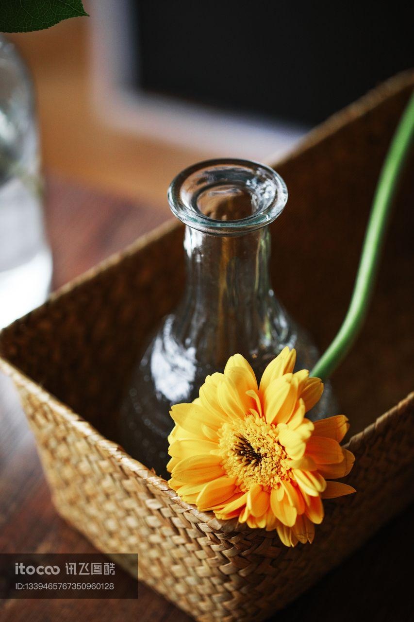 花,玻璃瓶,竹篮
